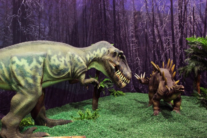 EUSTREPTOSPONDYLUS (5 mètres de longueur !) & HUAYANGOSAURUS (3,50 m)