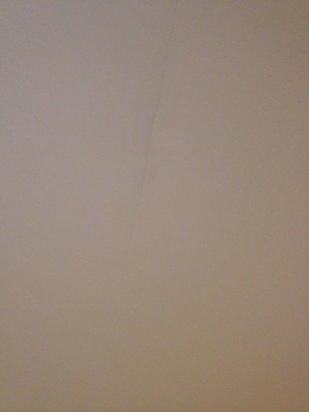 Fissure dans le plafond de la chambre enfant