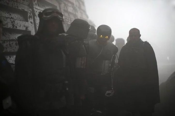 new-solo-a-star-wars-story-images-give-us-more-plot-details-and-characters-007